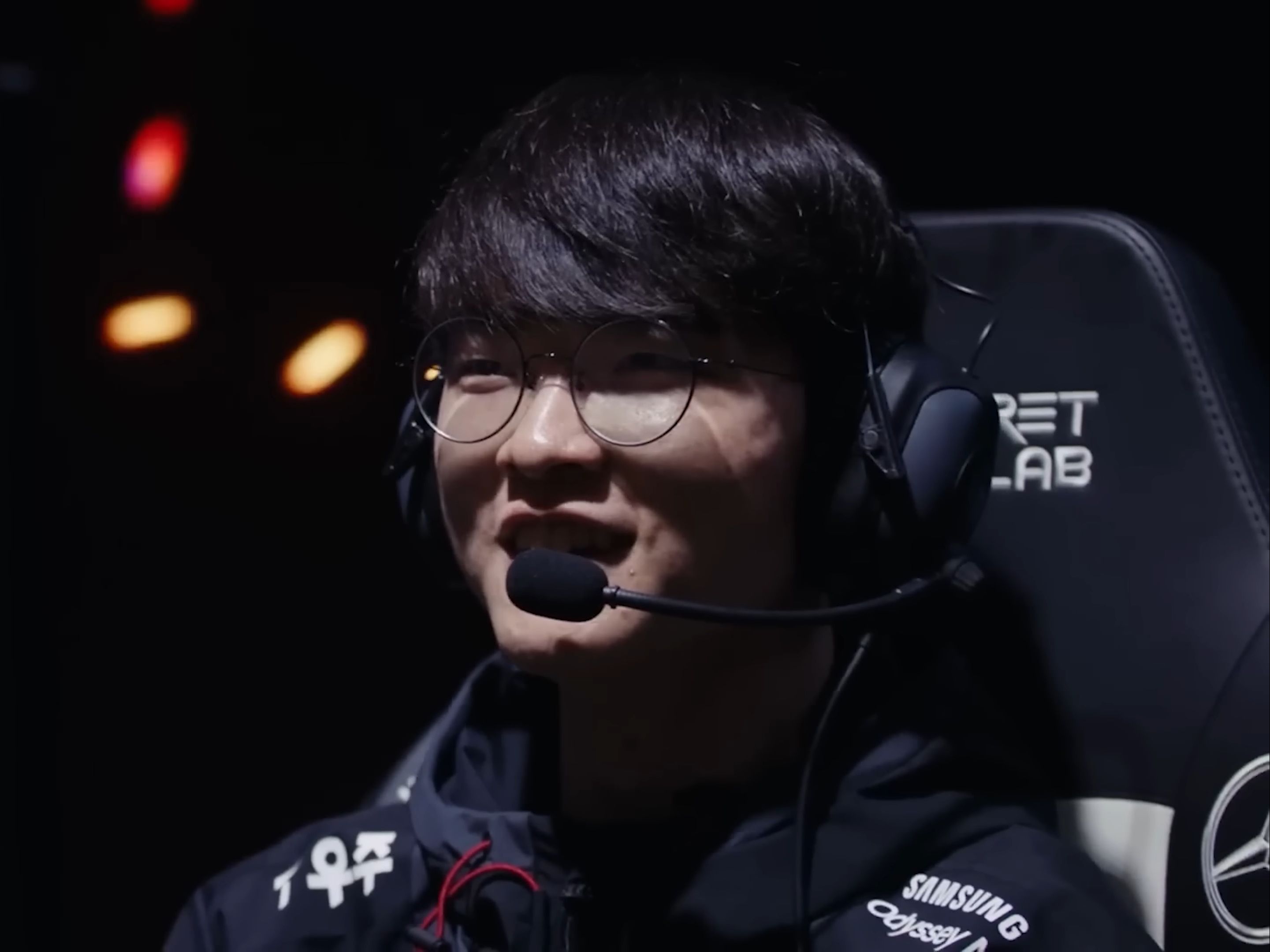 Zeus 反击， Delight 的终极技能改变了命运！ Zeus 奥拉夫斩杀 Hanwha Life Esports 击败 T1