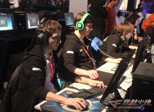 左吴：阵容在23日确认，24日， Scout 的经纪公司退出，紧急通知 Tian 寻找战队。