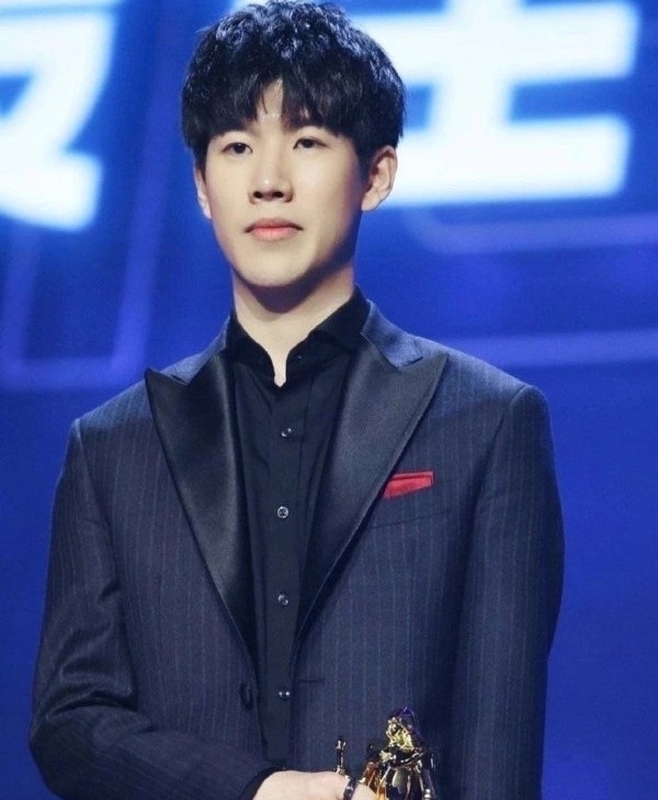 BLG官博发布S14出征定妆照：青春风暴，热血当燃！